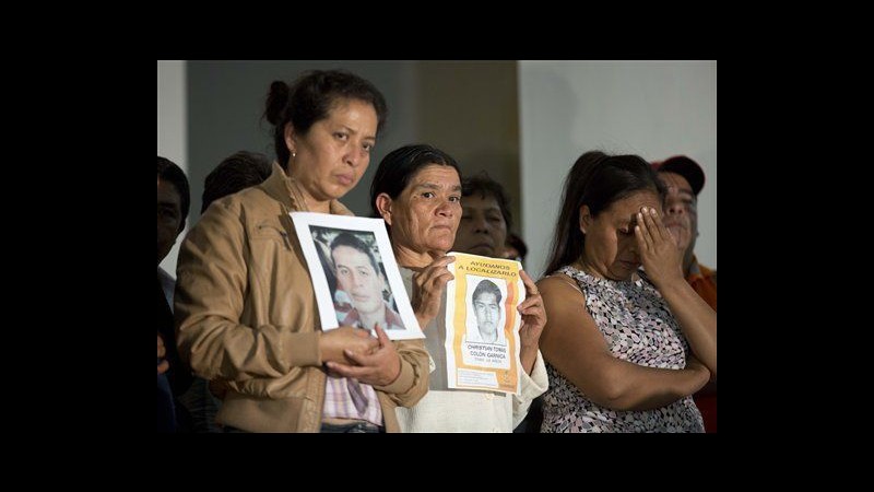 Messico, presidente incontra genitori di studenti scomparsi a Iguala