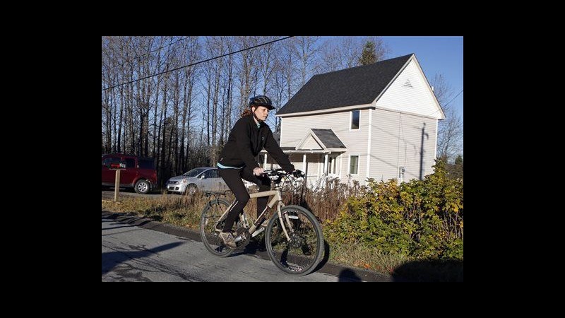 Ebola, infermiera Maine sfida quarantena ed esce da casa in bici