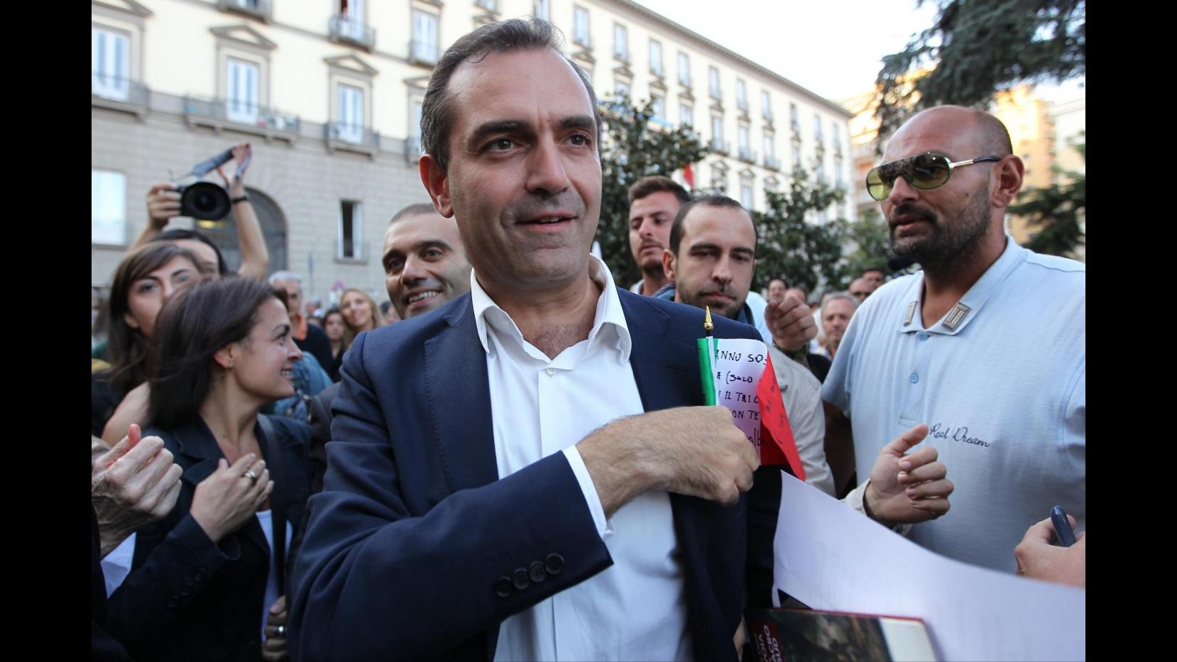 Napoli, Tar invia atti a Consulta: de Magistris torna sindaco