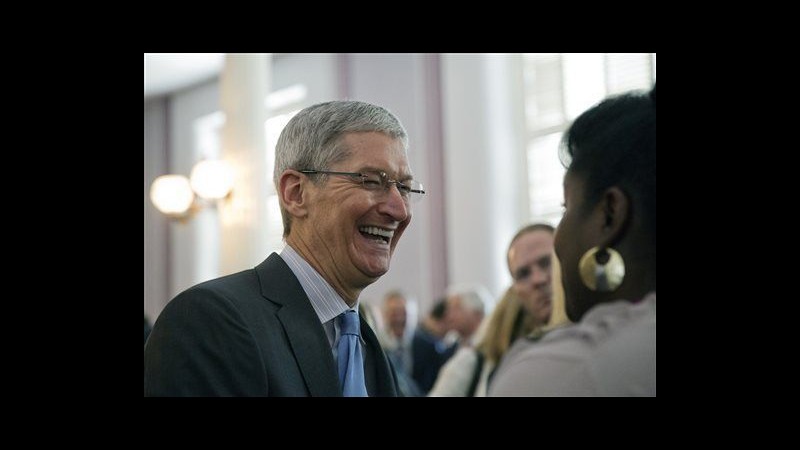 Apple, Tim Cook fa coming out: Orgoglioso di essere gay