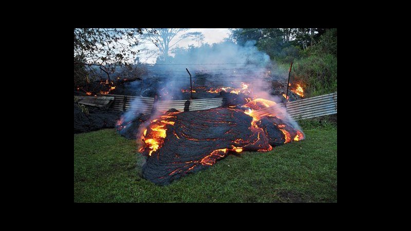 Hawaii, allerta per colata lavica: decine di residenti evacuati