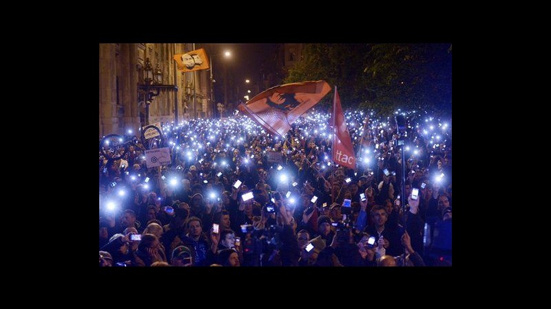 Ungheria, migliaia in piazza contro tassa su internet. Ue: Cattiva idea