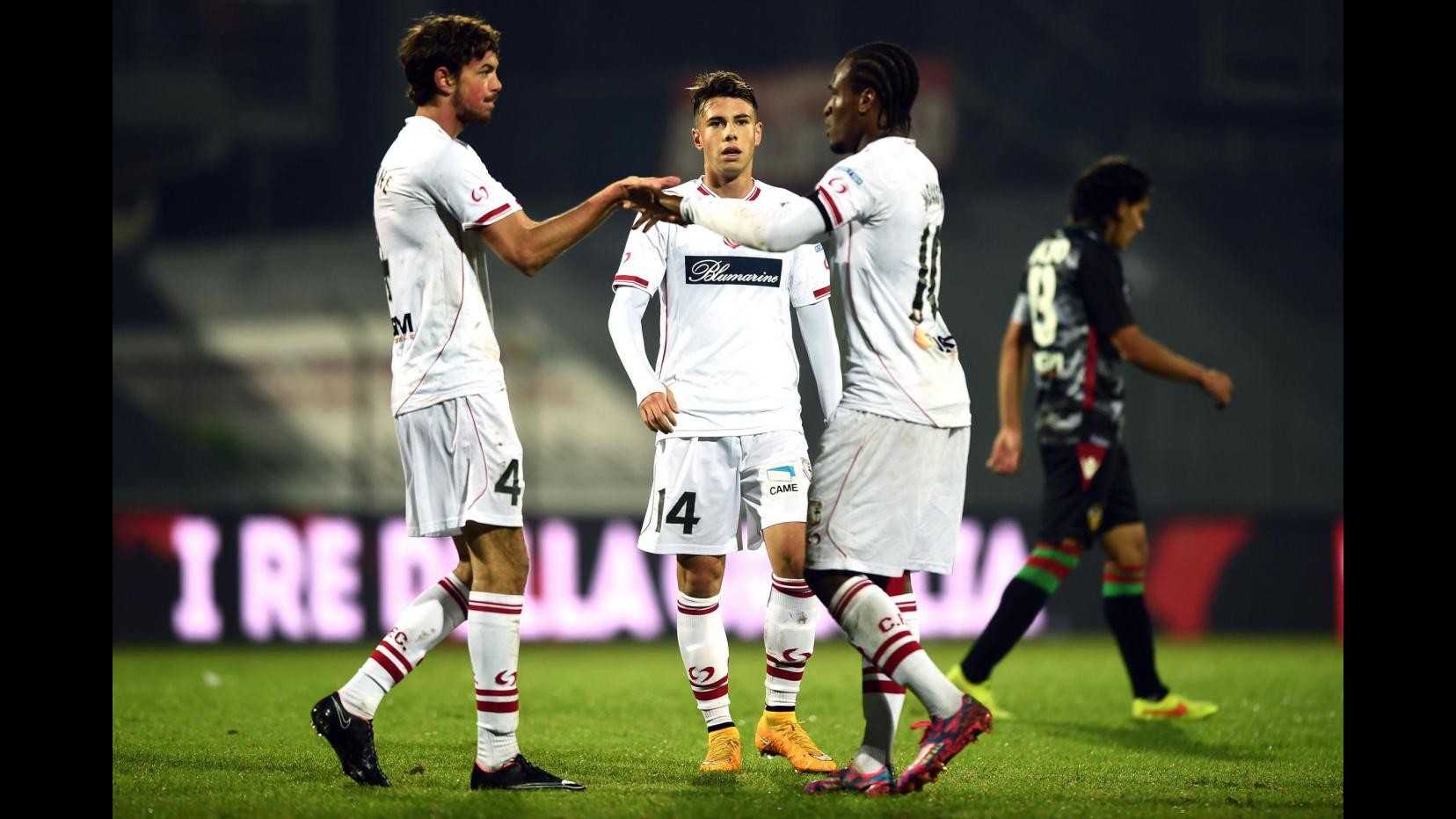 Serie B, Carpi raggiunge Bologna in vetta. Frena il Frosinone, pokerissimo Catania