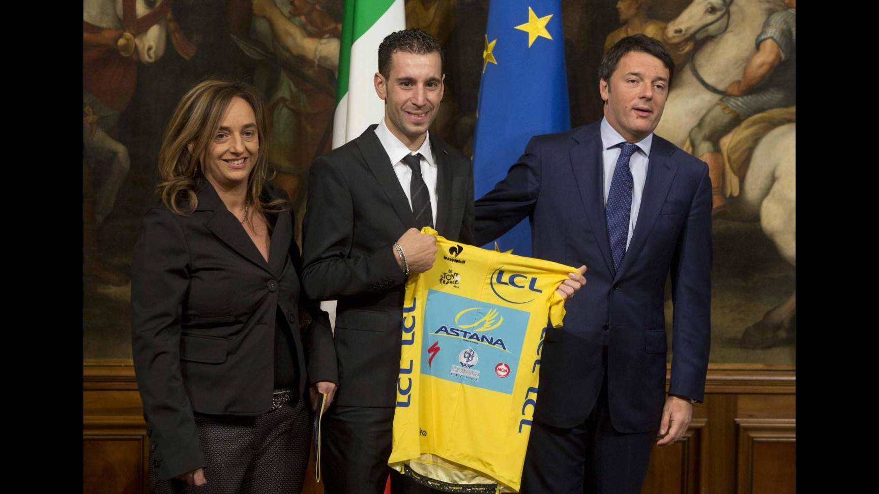 Ciclismo, Renzi riceve Nibali a Palazzo Chigi: Vittoria Tour ha reso orgogliosa l’Italia
