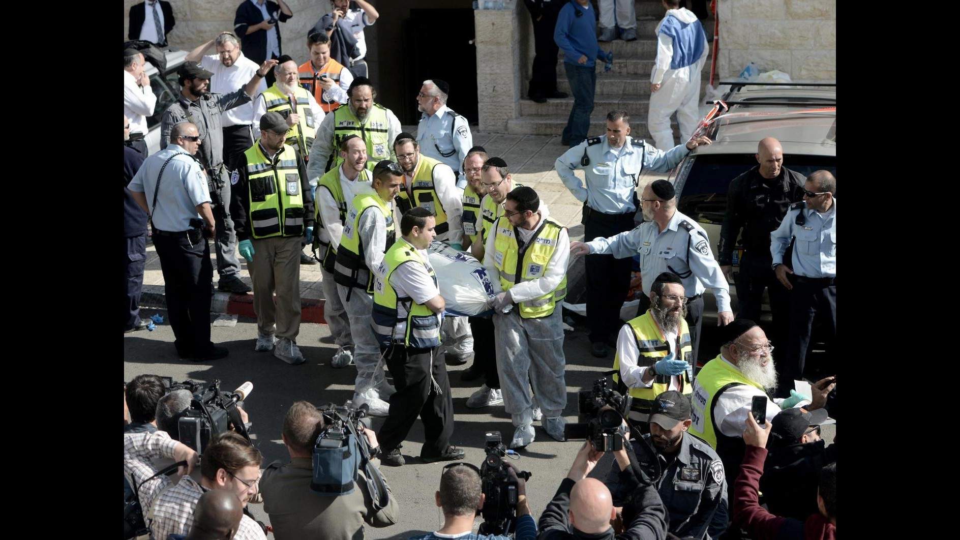 Medioriente, attacco sinagoga: celebrazioni in strada a Gaza