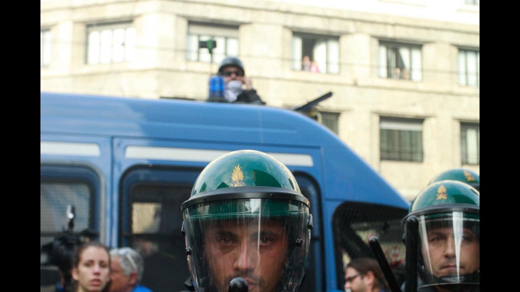 Milano, scontri tra centri sociali e polizia: lancio lacrimogeni