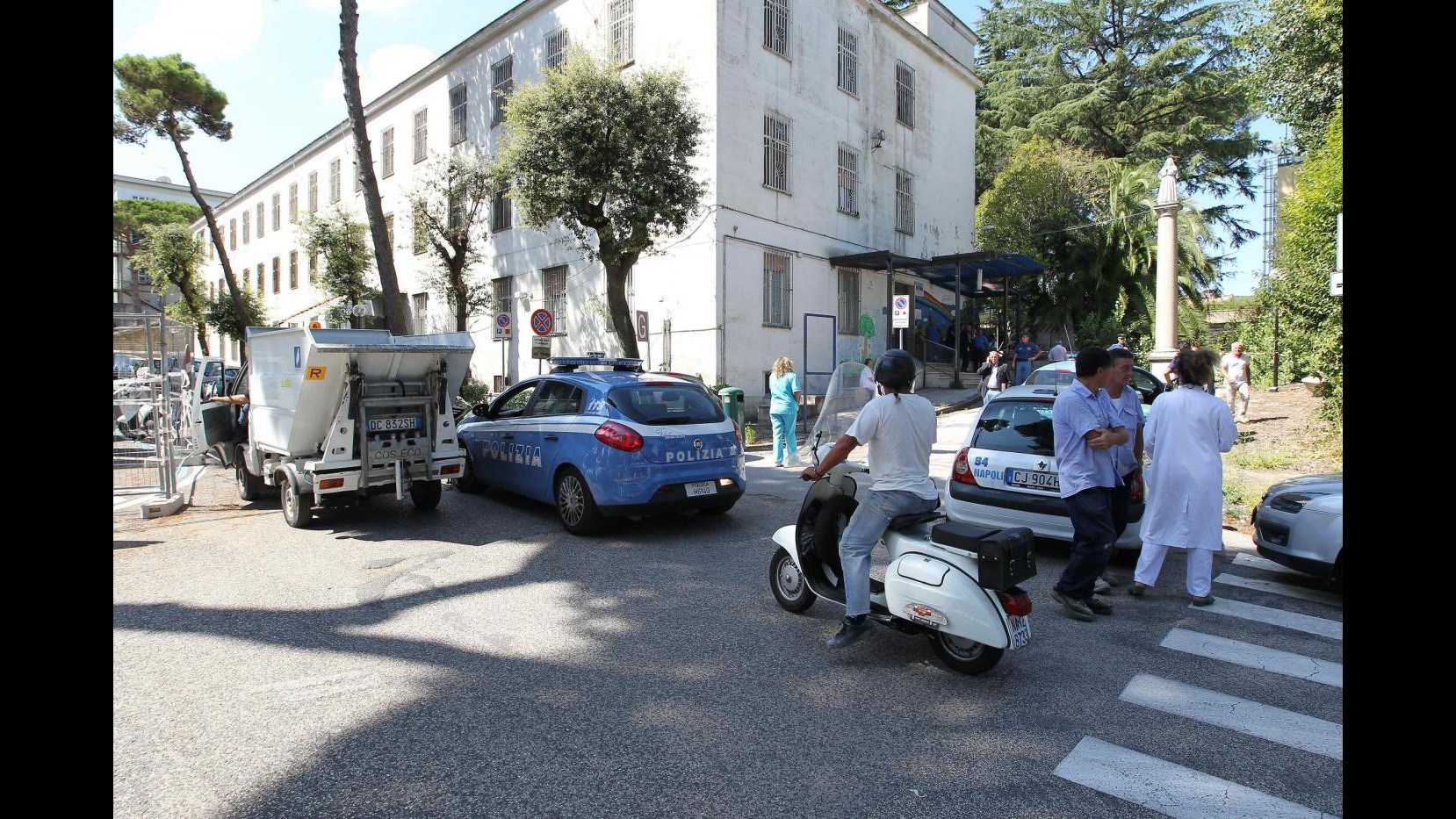 Milano, arrestati due manifestanti durante sgomberi: un agente ferito