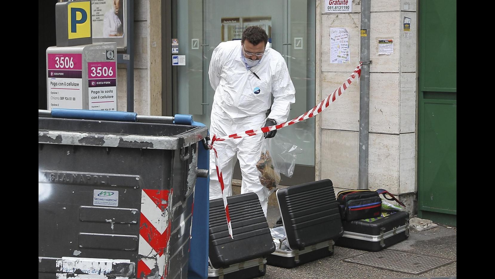 Napoli, disinnescata bomba davanti alla sede della Deutsche Bank