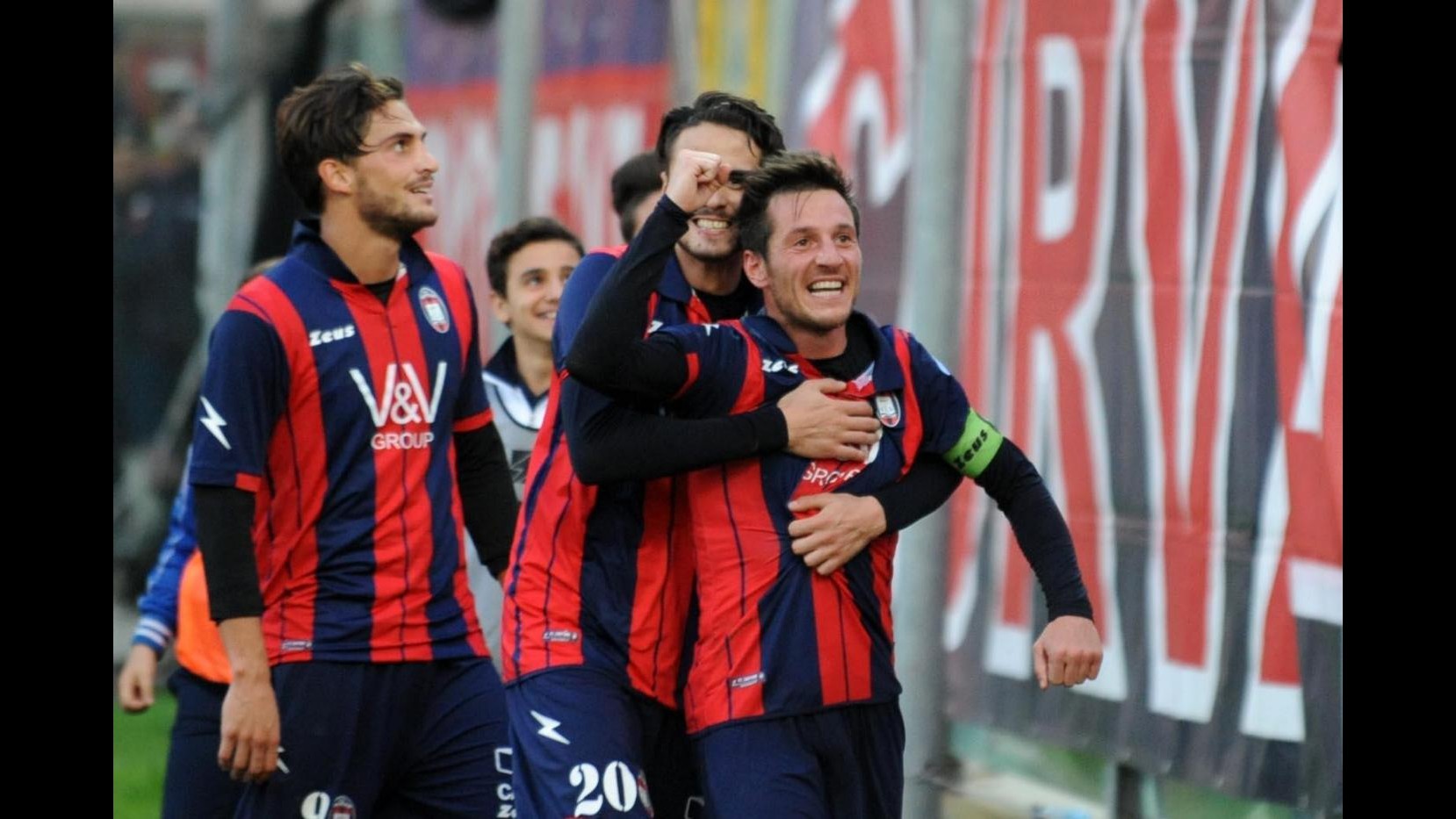 Serie B, Frosinone cade a Pescara. Tris Livorno, Crotone supera Bari ed inguaia Mangia