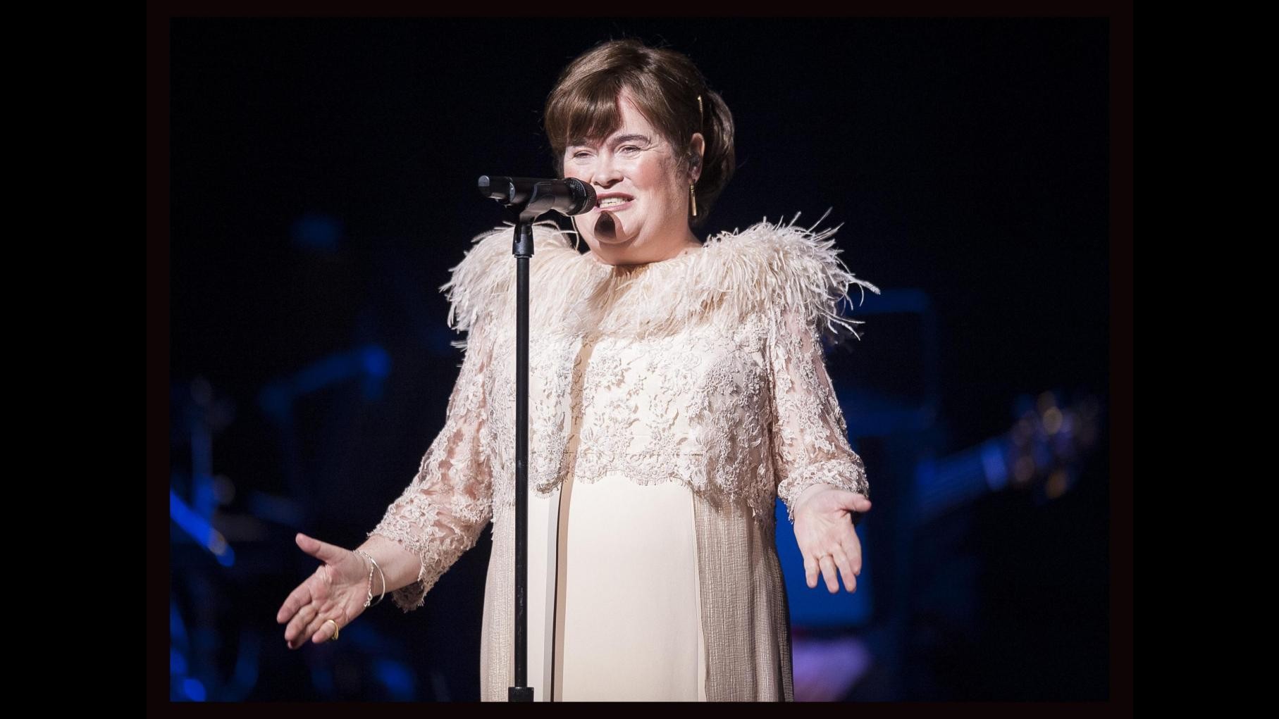 Susan Boyle: Supero sindrome di Asperger camminando e cantando sul palco