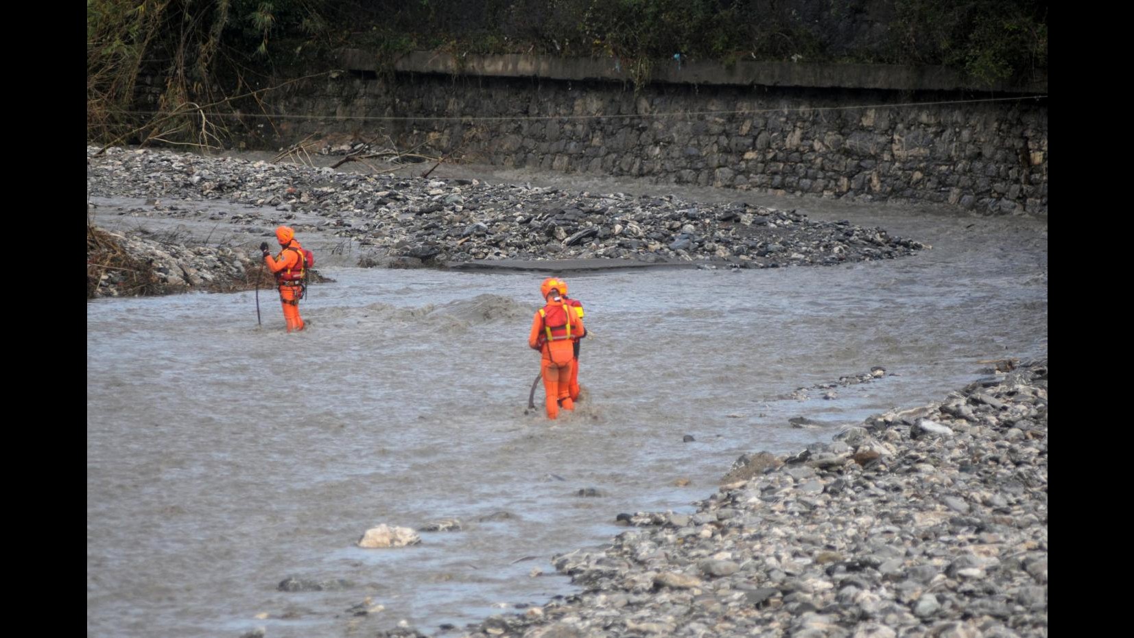 Maltempo, a Genova crolla cimitero: feretri dispersi nel fiume