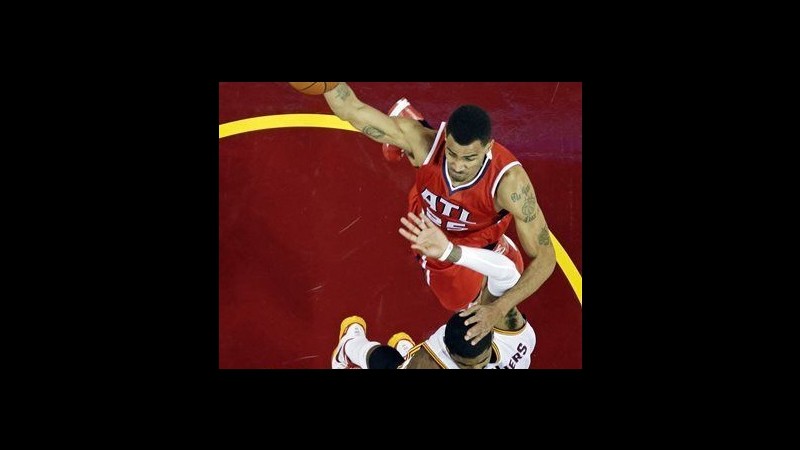 Nba, LeBron James spinge Cleveland. San Antonio cade a Sacramento