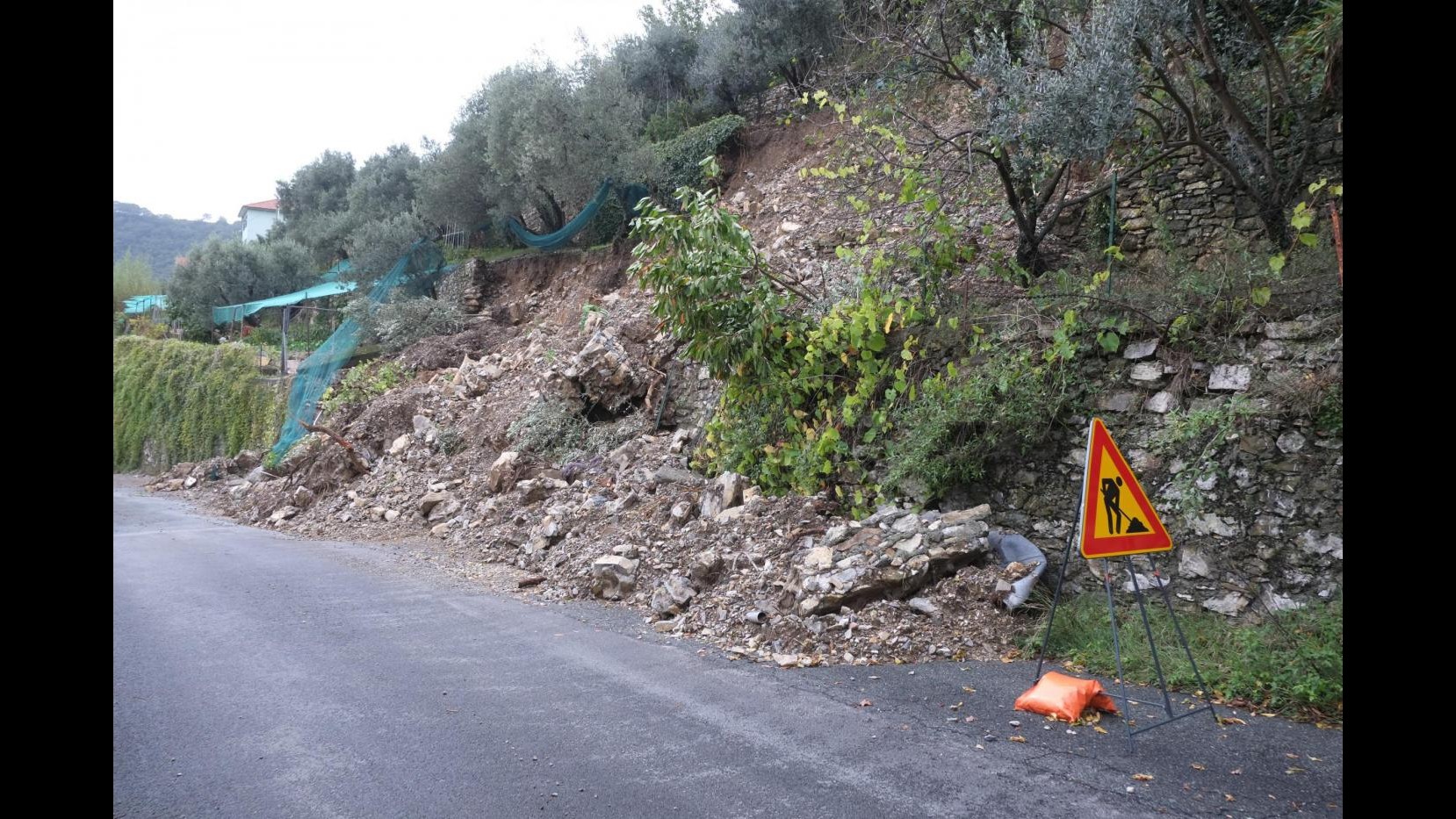 Maltempo, auto disperso a Mignanego sollevata da escavatore