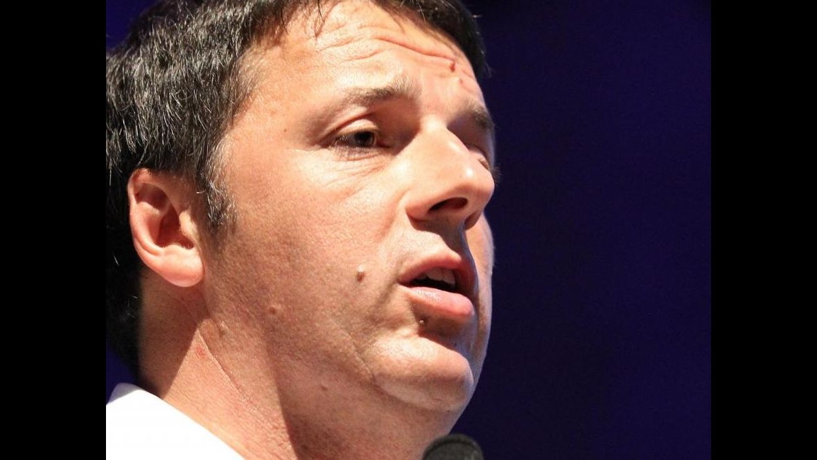 Renzi scherza: Nel mondo più Sim che esseri umani