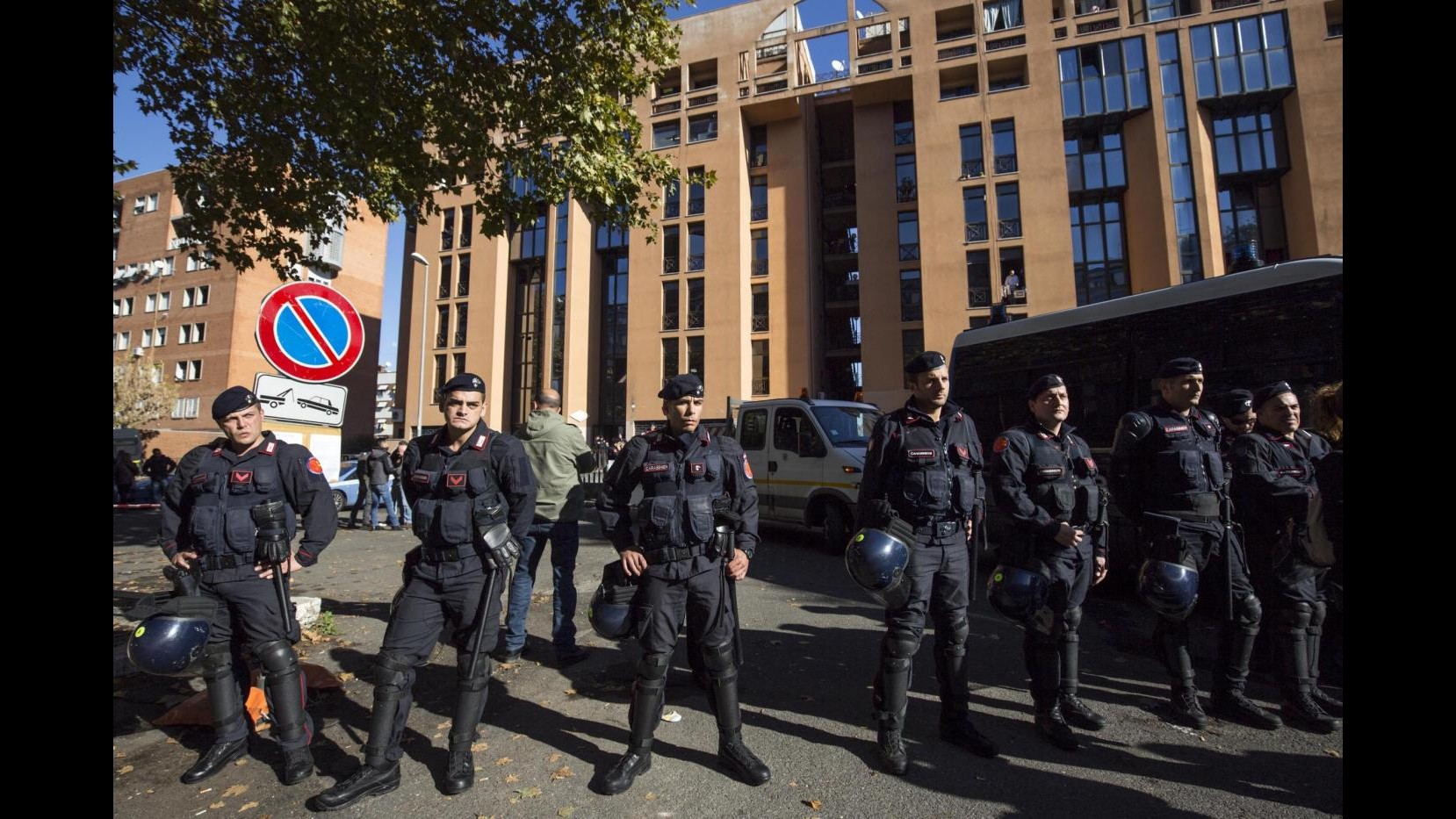 Roma, sindaco Marino a Tor Sapienza dopo protesta anti-immigrati