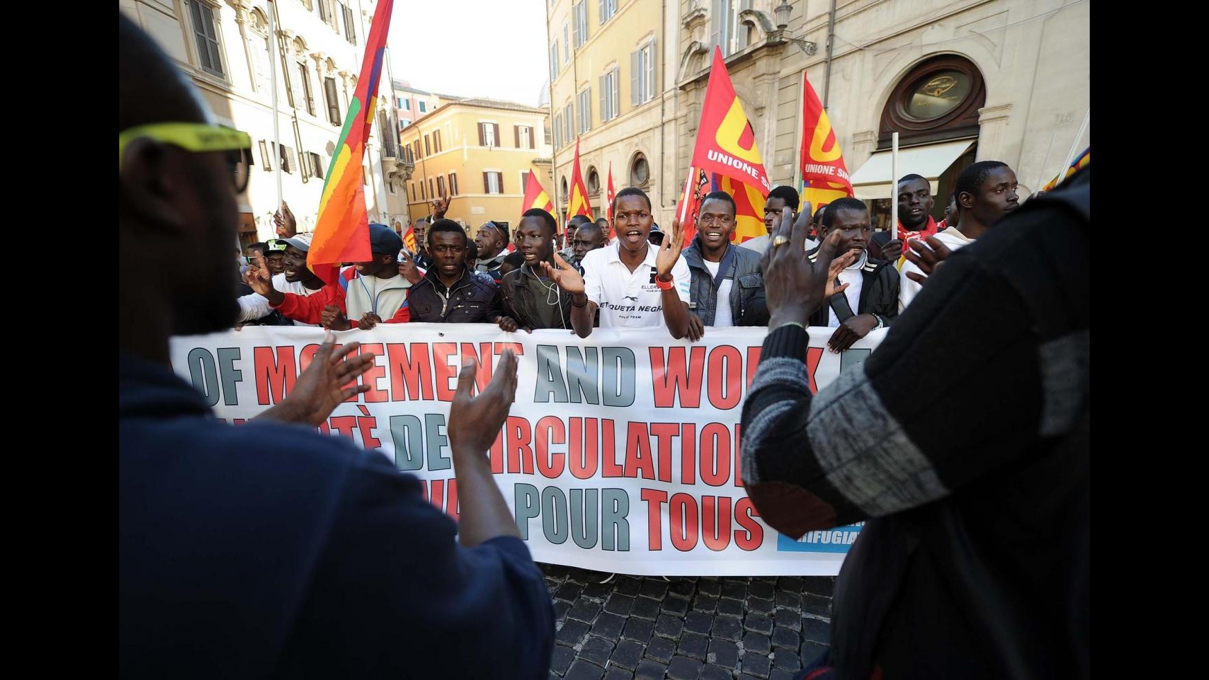 Arrivato in piazza Montecitorio corteo migranti contro razzismo