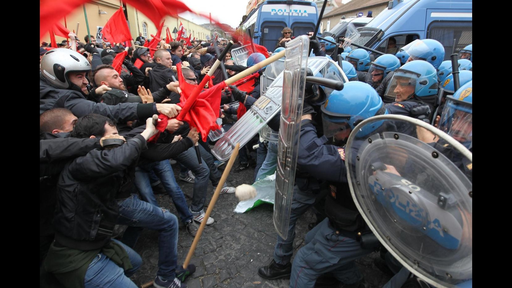 Milano, scontri tra studenti e polizia alla Statale