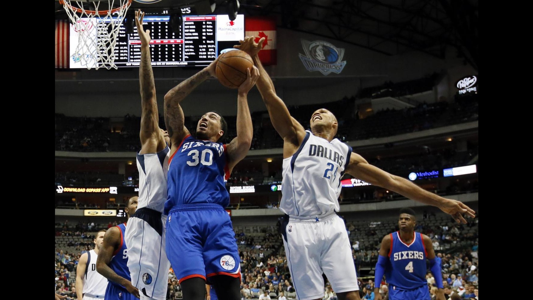 Basket, Nba: Philadelphia crolla a Dallas, Memphis vince sulla sirena
