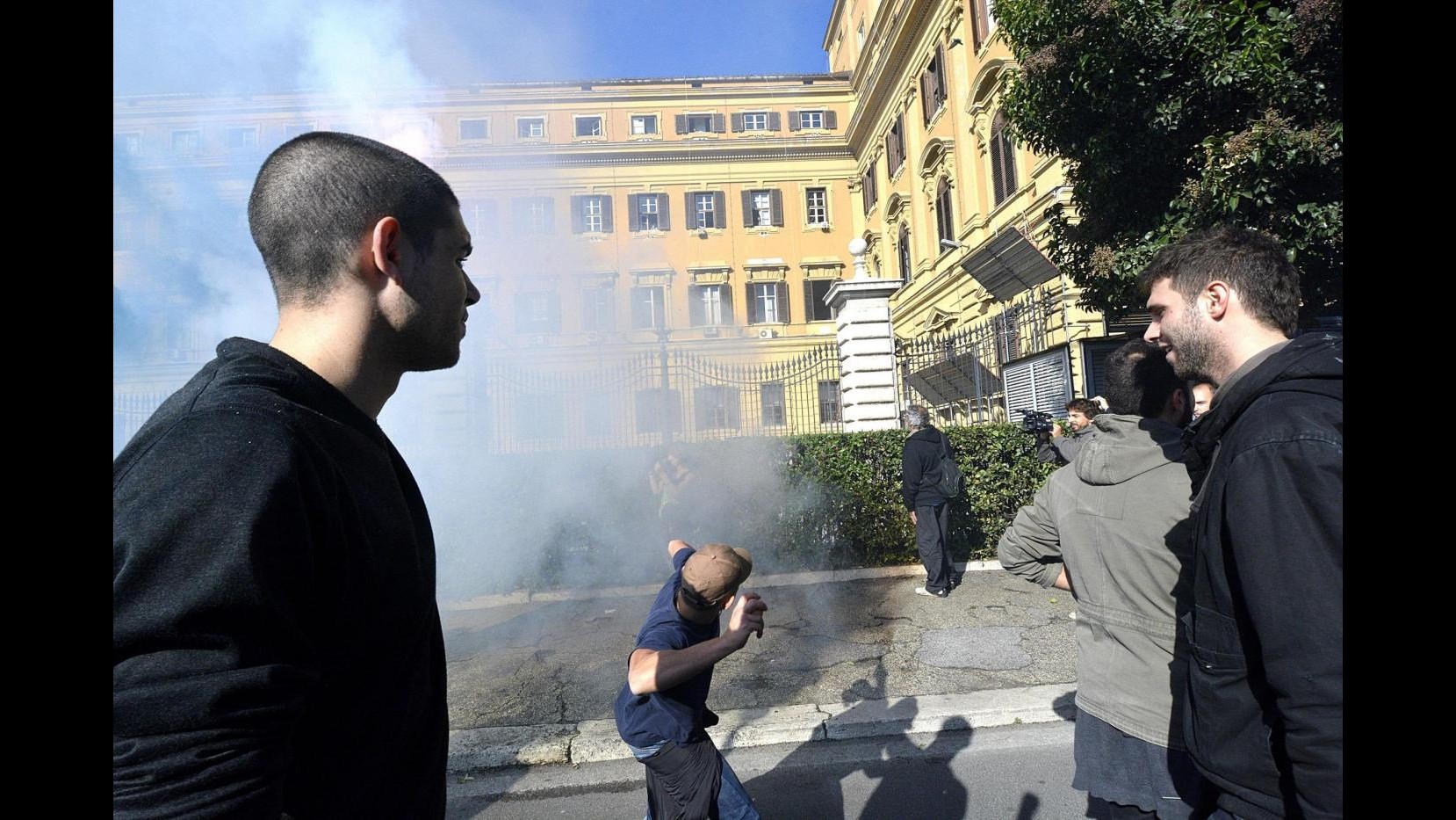 Roma, in corteo migliaia di studenti, lavoratori e migranti