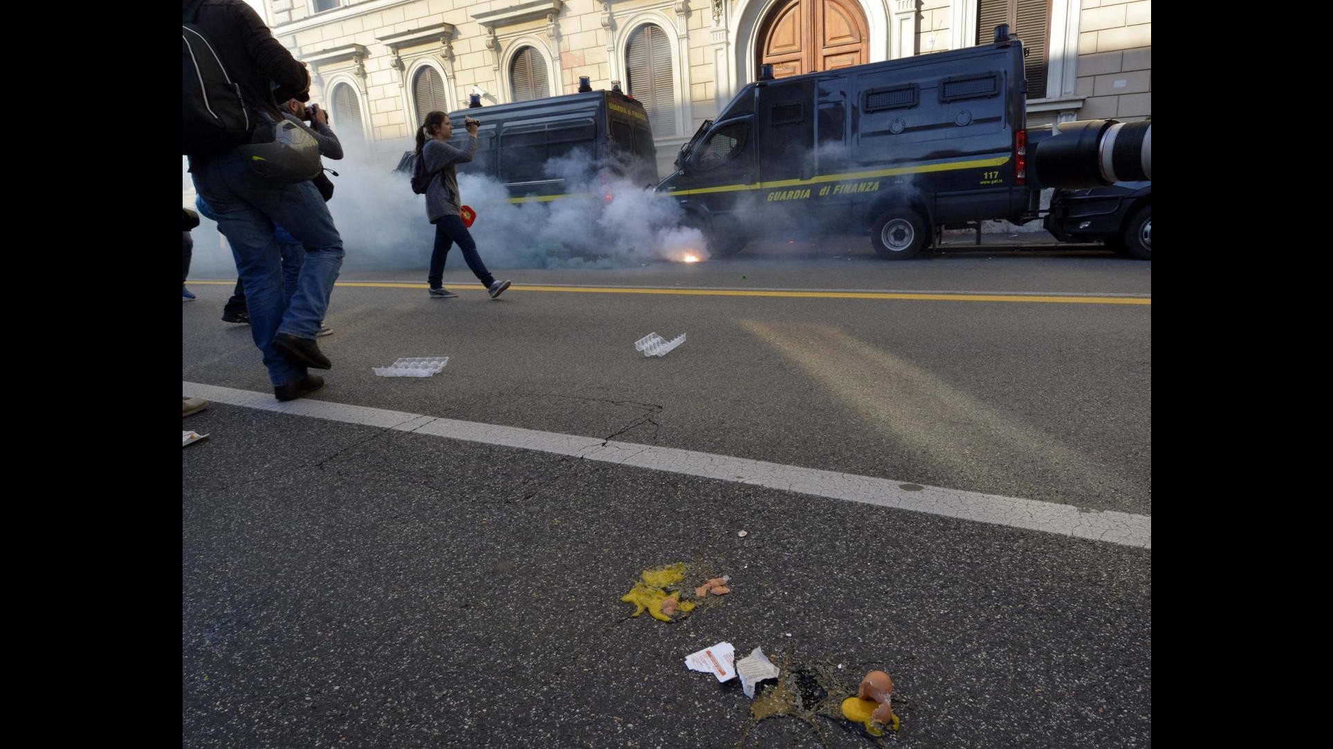 Lavoro, sul palco manifestazione Fiom Milano iPhone con gettone