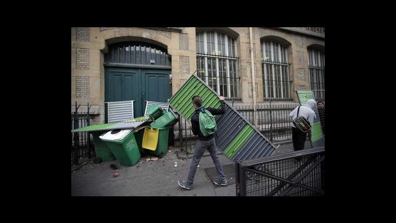Francia, proteste di studenti e polizia nelle strade di Parigi