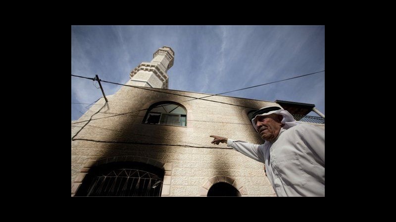 coloni israeliani incendiano moschea in Cisgiordania: disordini nel villaggio