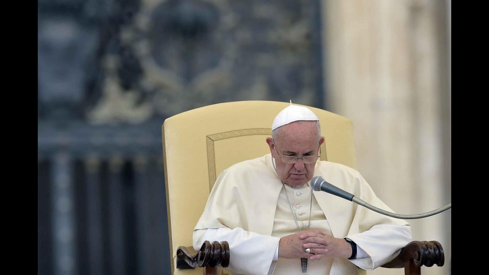 Papa: Cristiani perseguitati assurda violenza, mobilitare coscienze