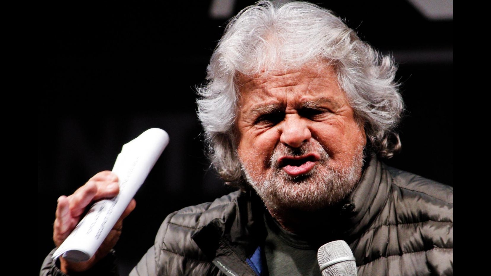 Grillo a Bruxelles lancia campagna anti-euro: Non siamo in guerra con Isil ma con Bce