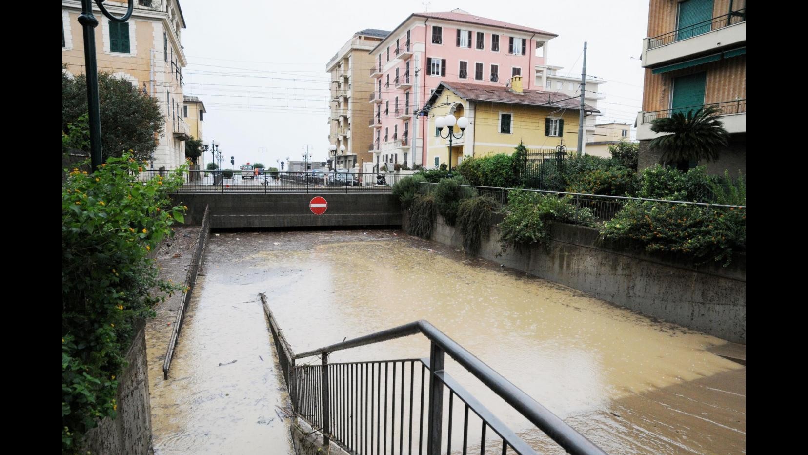 Interrotta ferrovia tra Genova Borzoli e Acquasanta per frana