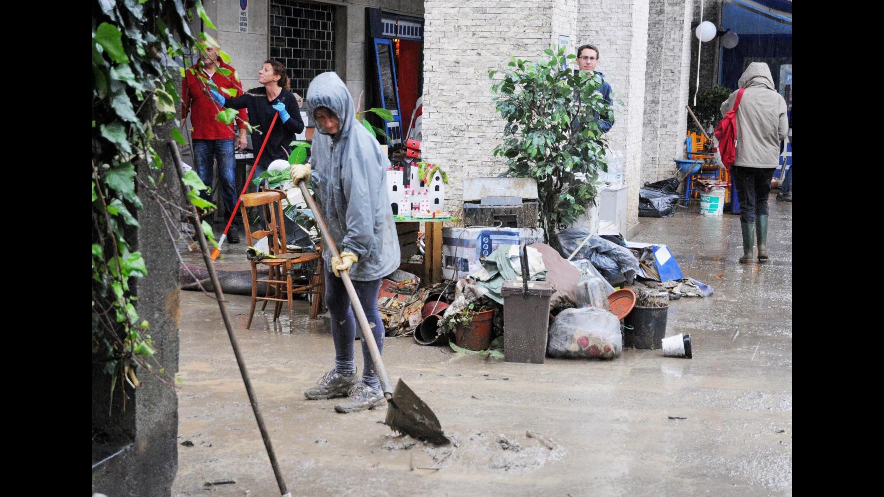 Maltempo, a Genova evacuazioni e strade chiuse per allagamenti e frane