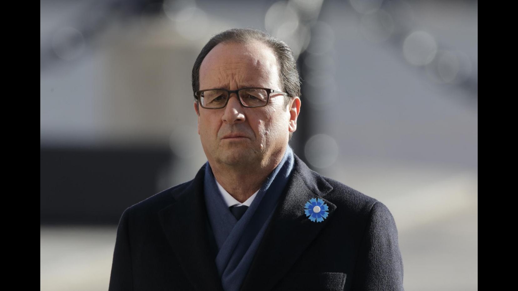 Francia, lo striscione trainato dall’aereo: ‘Hollande dimettiti’