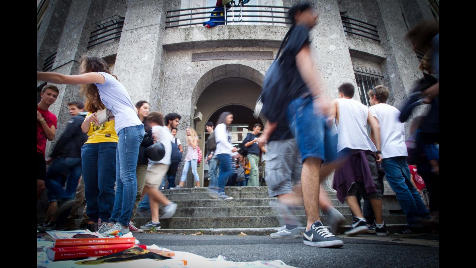 Bari, 17enne cacciata dalla scuola: Non entri hai i capelli blu