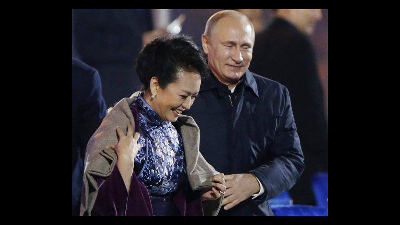 Apec, Putin offre coperta a moglie Xi Jinping: polemiche in Cina