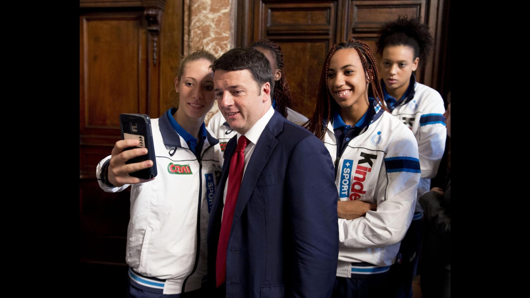 Volley, Azzurre regalano a Renzi maglia nazionale per lui e la moglie