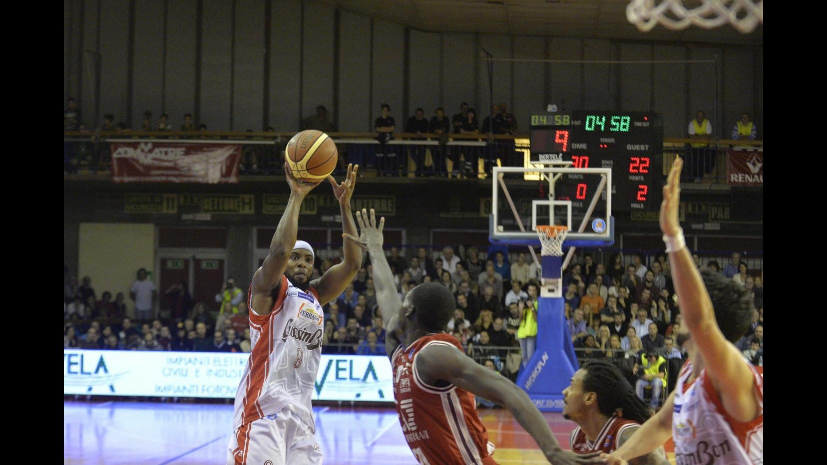 Basket, Serie A: Reggiana-Milano 77-76 nel posticipo, terzo ko di fila per l’Olimpia