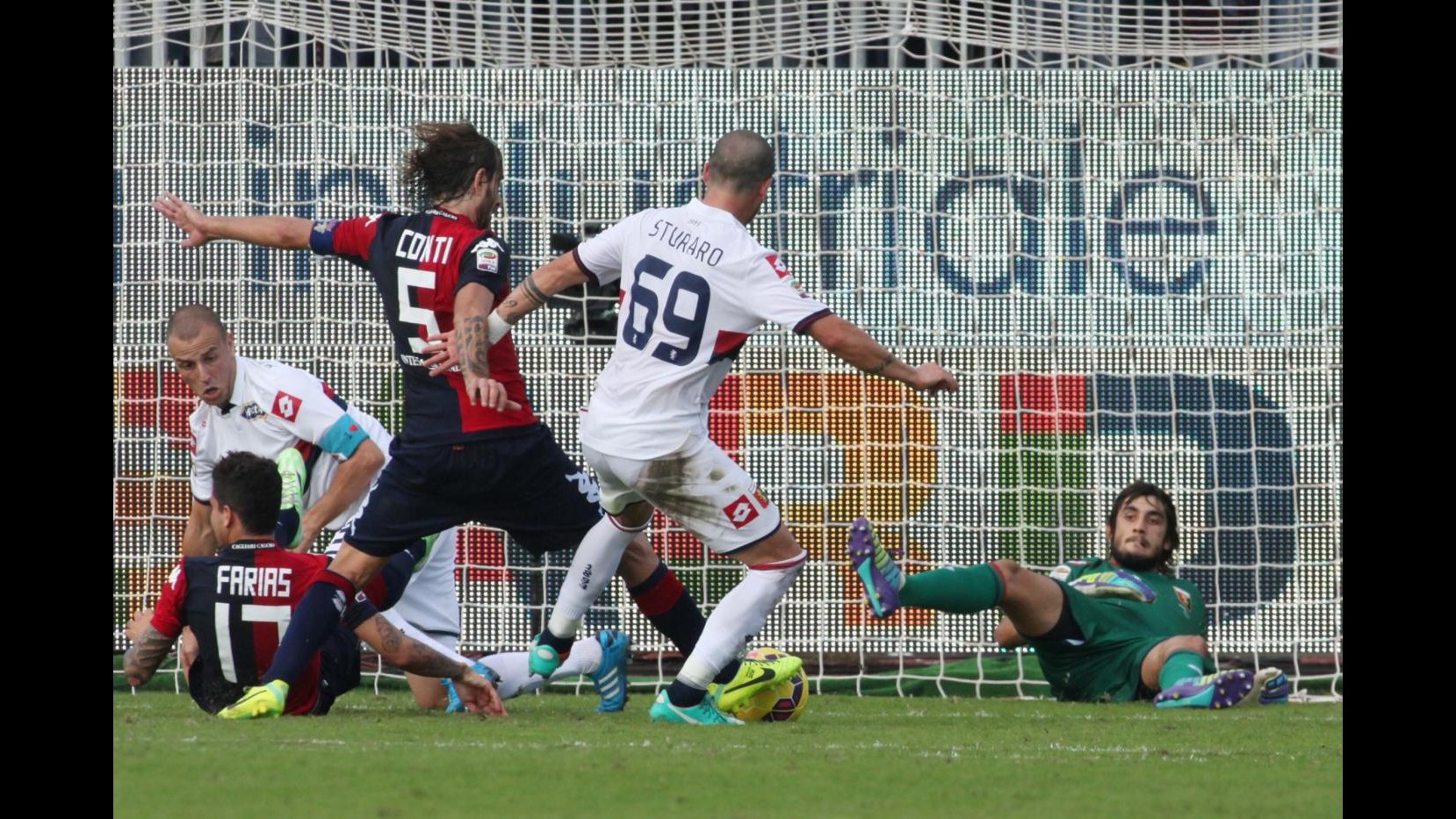 Serie A, Farias illude Cagliari e Perin salva Genoa: 1-1 nell’anticipo