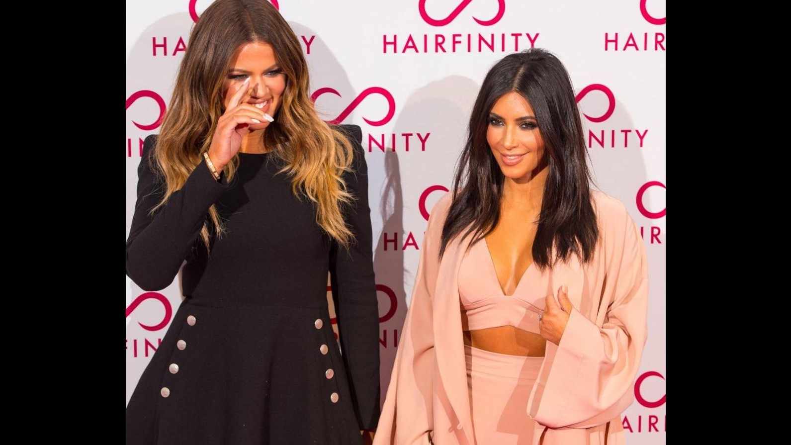 Tappeto rosso o competizione? Gara di stile tra Kim e Khloe Kardashian