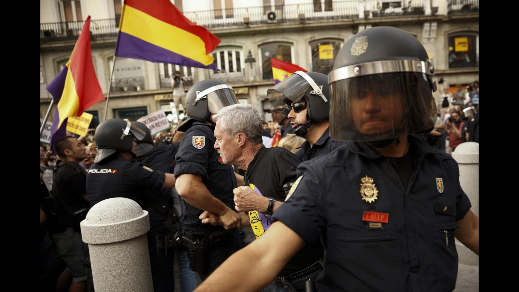 Spagna, Catalogna sfida Madrid: urne aperte per referendum indipendenza