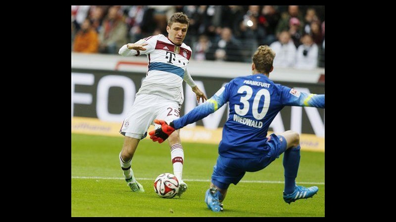 Calcio, Bundesliga: Bayern cala il poker a Francoforte, Di Matteo ko