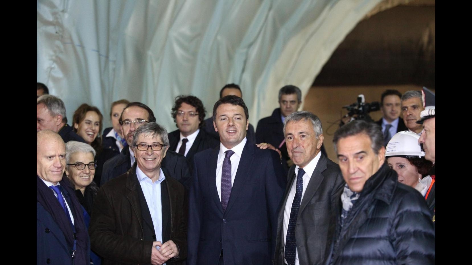 Bologna, Renzi si sottopone a taglio cravatta: Tanto non è mia