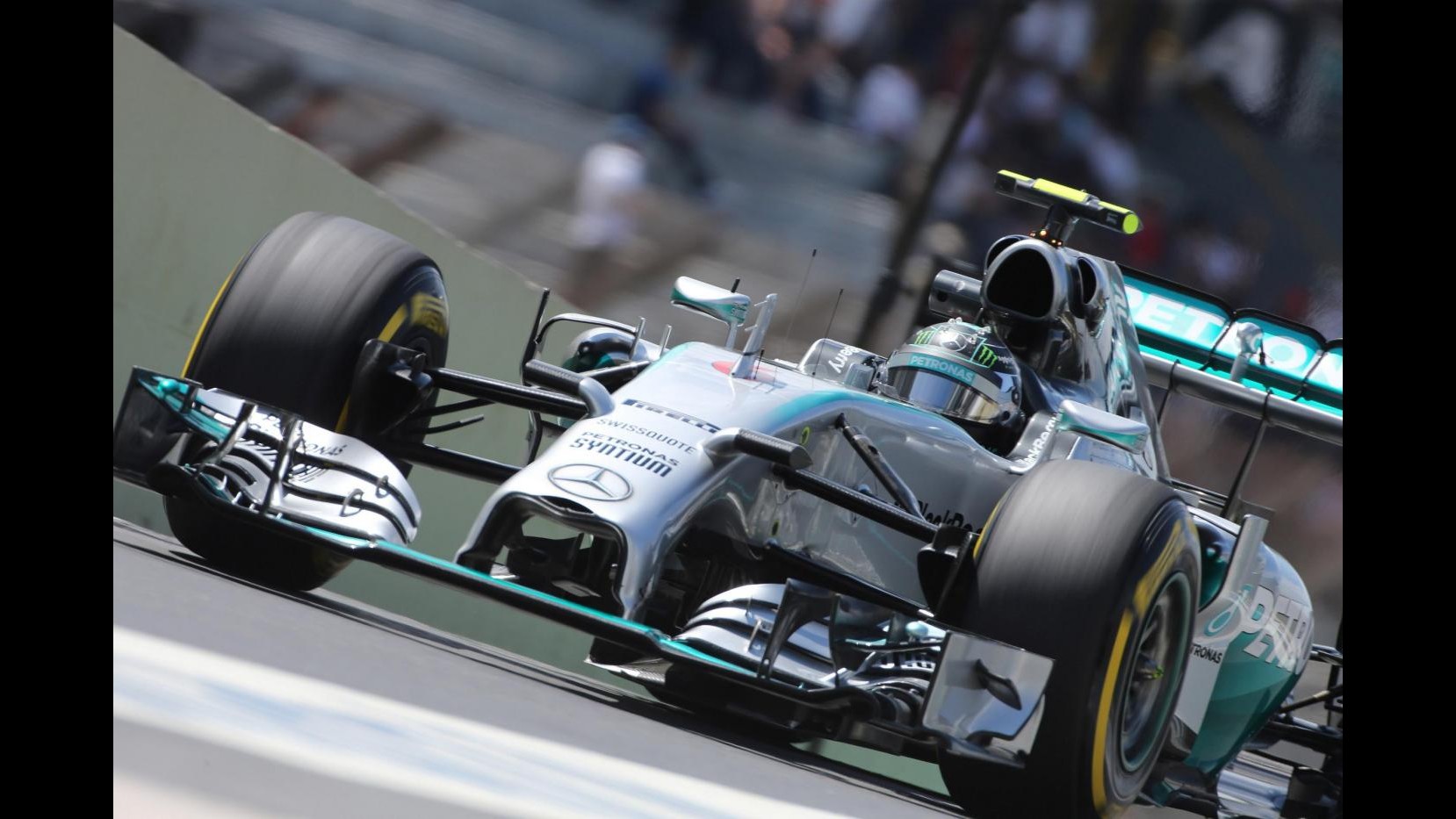 F1, Gp Brasile: Rosberg leader in 2/e libere, 3° Raikkonen. Ferrari Alonso prende fuoco