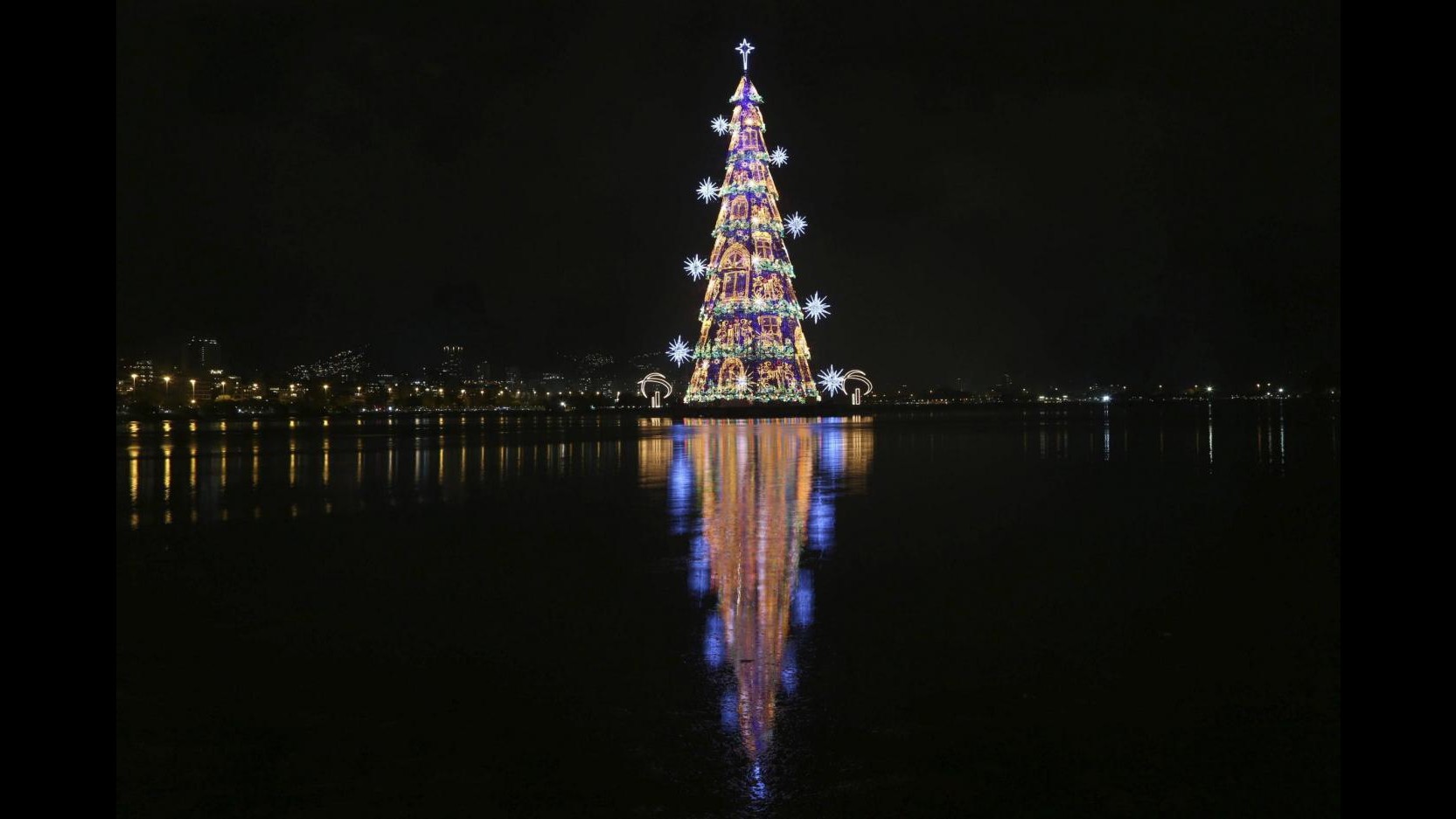 Brasile, su laguna Rio albero Natale fluttuante più grande del mondo