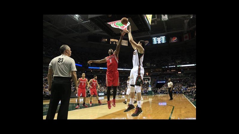 Basket, Nba: Cleveland batte Indiana, vincono Clippers e Rockets