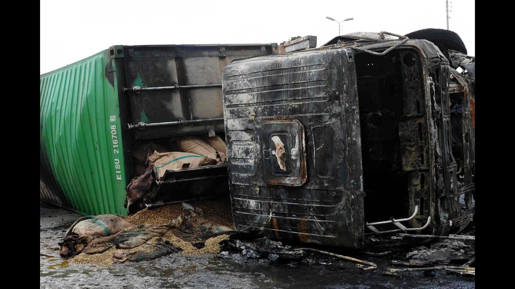 Egitto, furgone contro bus di ritorno da matrimonio: 14 morti, 3 feriti