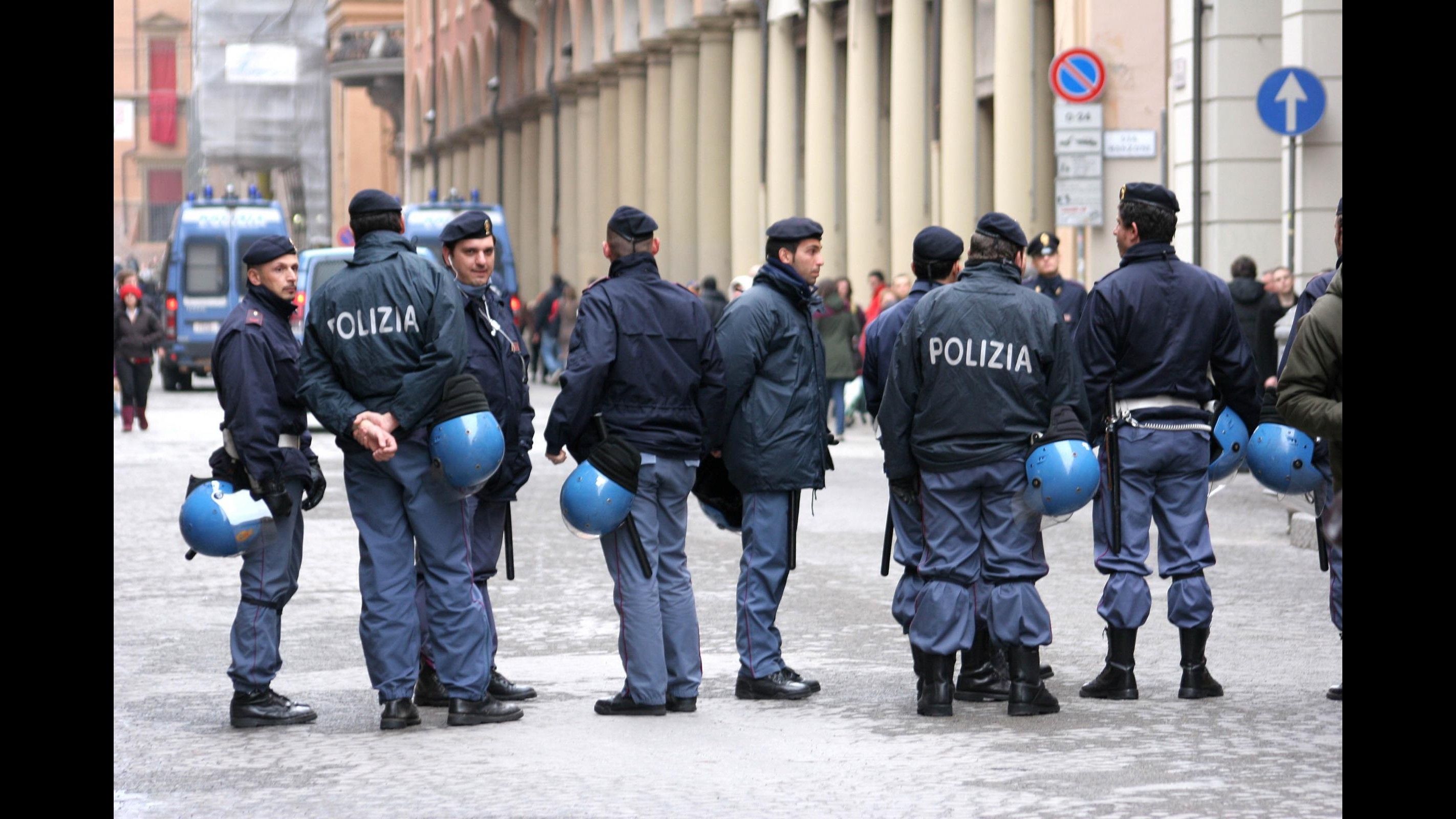 Bologna, stabile occupato sgomberato: 2 del collettivo Hobo sul tetto