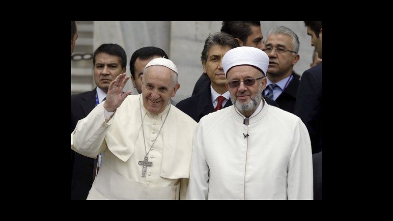 Vaticano, Papa prega in silenzio in Moschea Blu accanto Gran Muftì