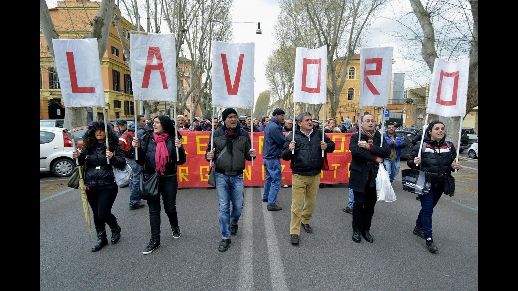 Lavoro, Istat: Disoccupazione vola al 13,2%, massimo storico