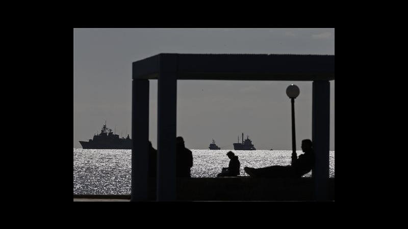Grecia, primi migranti scendono a terra da nave cargo giunta a Creta