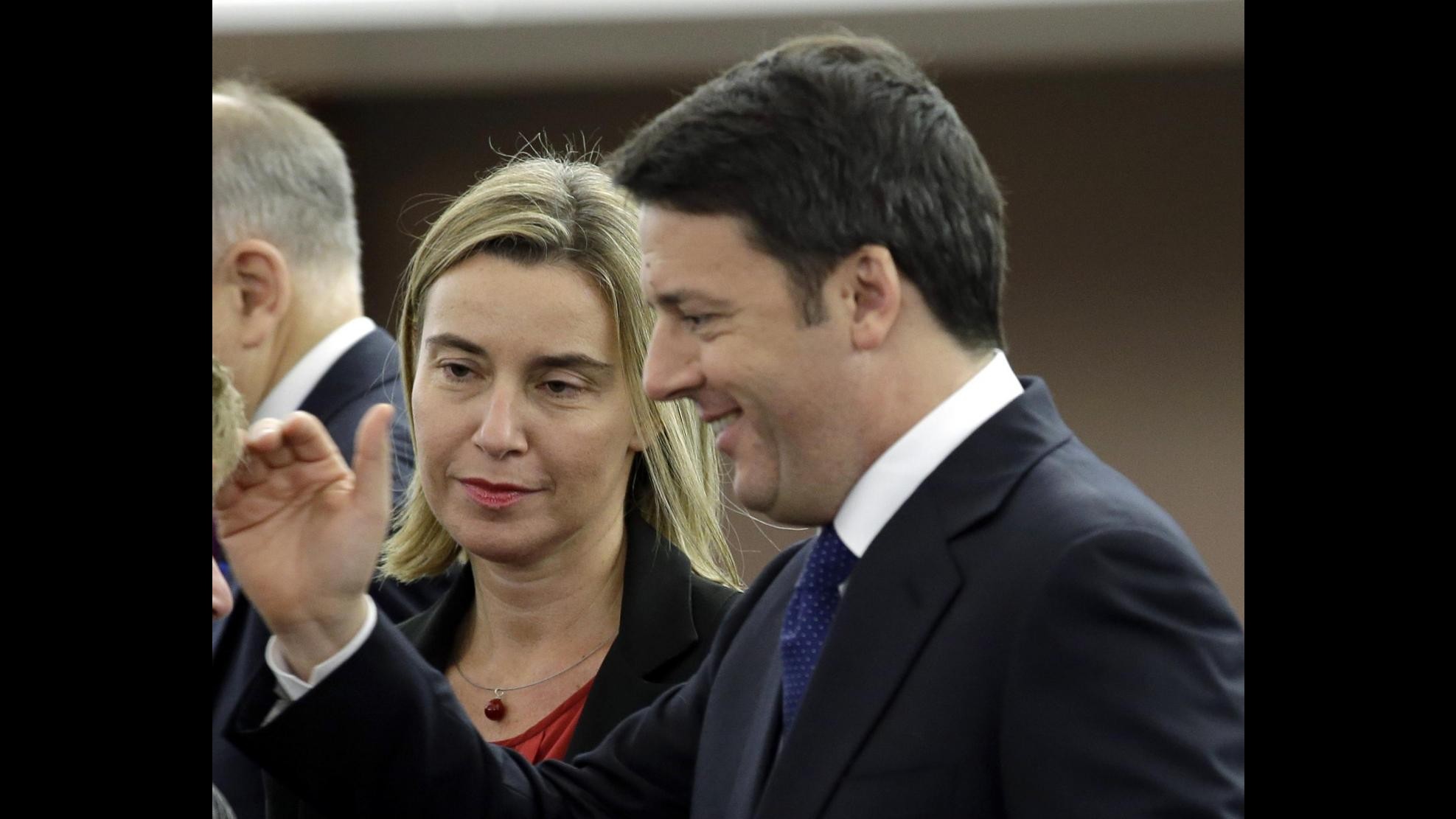 Renzi e Padoan a scuola Gdf: Cambieremo Paese con onore e disciplina