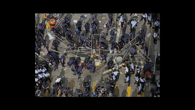 Hong Kong, saliti a 148 gli arresti durante smantellamento barricate